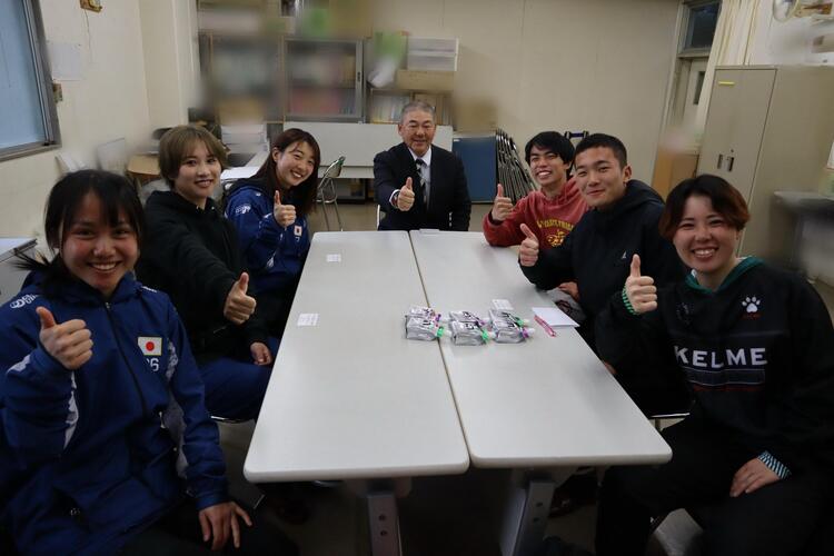 選手の皆さんと谷戸小学校の校長先生の写真