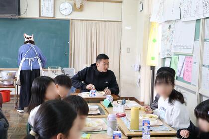 給食を子どもたちと食べている様子