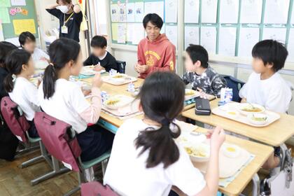 給食を子どもたちと食べている様子