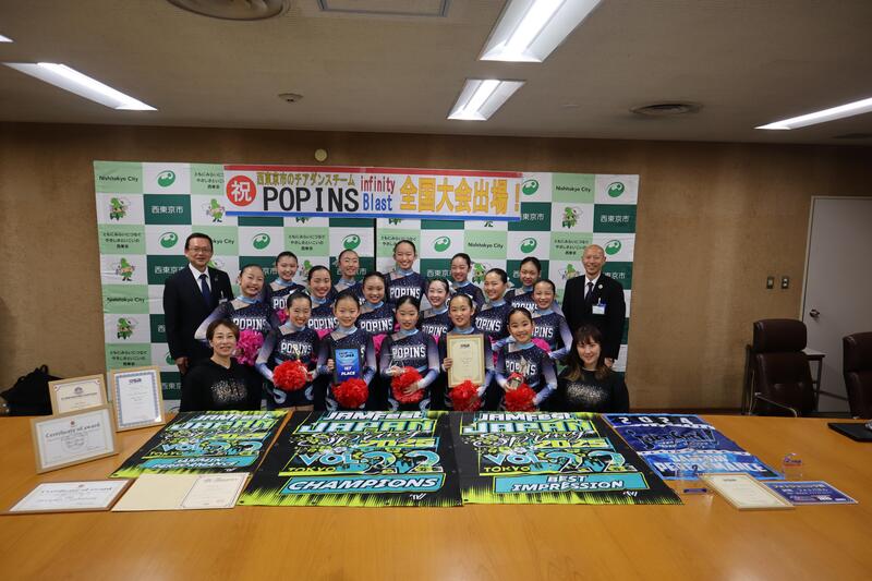 POPINSの皆さん、市長、副市長の集合写真