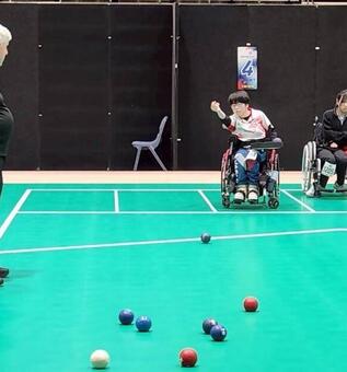 ボールを投げている様子の写真