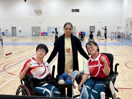 ボールを投げている様子の写真