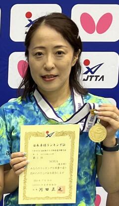 春原選手が金メダルを手に持っている写真
