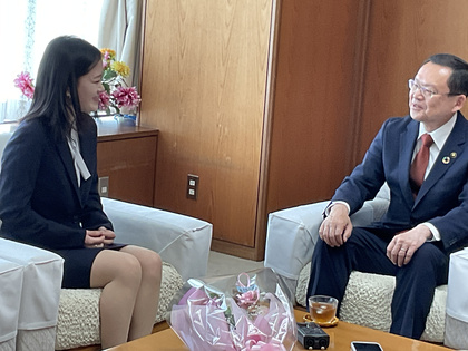 市長と渡辺選手がお話している様子