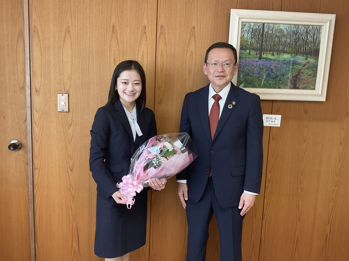 左から廣田様、仲様、渡辺倫果選手、市長、元角会長、有賀様、中村様、生活文化スポーツ部長の集合写真