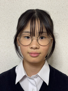 春原選手が金メダルを手に持っている写真