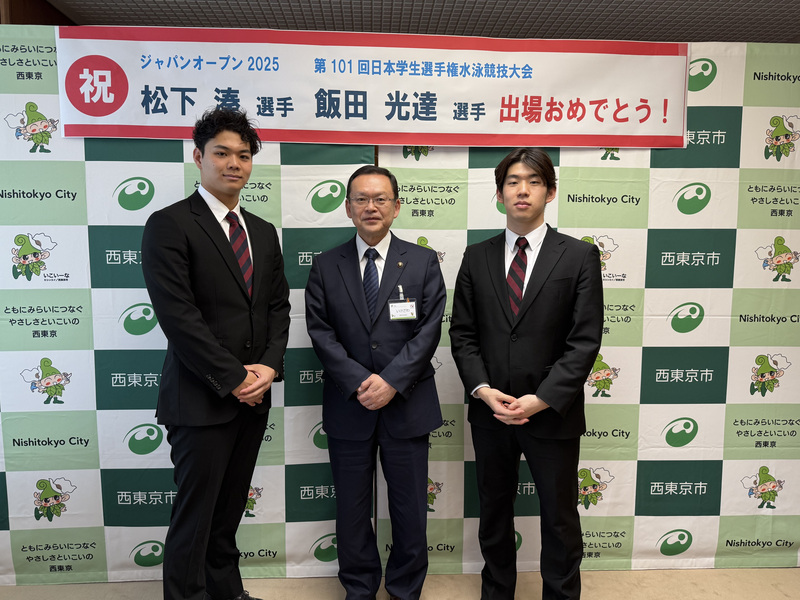 左から松下選手、市長、飯田選手の集合写真