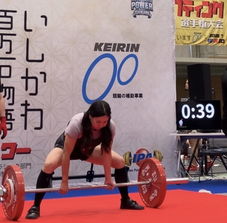 デッドリフトをしている伊東選手の写真
