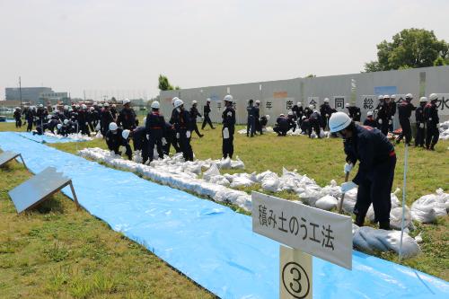 消防団による積土のう工法