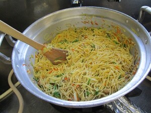 スパゲティを炒めます