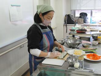 写真：講師がキンパを巻いている