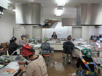 写真：説明を聞いている市民の方々