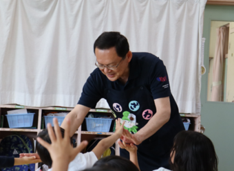 画像：池澤市長が子供たちとハイタッチしている様子