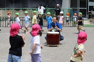 池澤市長盆踊りの輪の中で太鼓をたたく