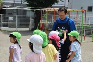 市長のエプロンを子どもたちが見ている