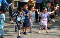 小さいクラスの子どもたちが踊りだす