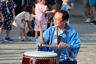 池澤市長が太鼓をたたく