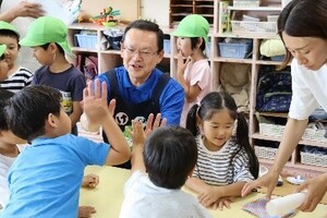 池澤市長とハイタッチ