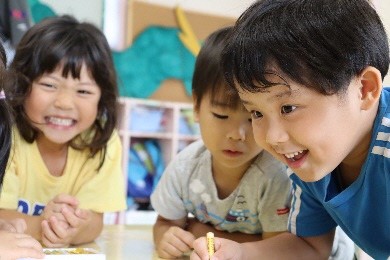 園児がクレヨンで絵を描く