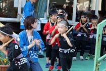 子ども達がホークから園庭に出る