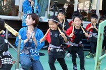 子ども達が太鼓の塩蔵準備並ぶ