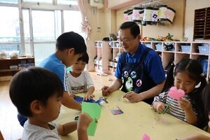 折り紙を折っている