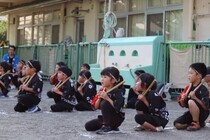 太鼓の構えで順番を待つ