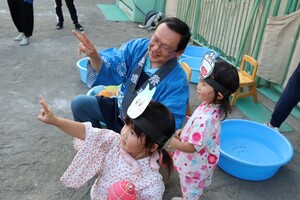 姉と妹、市長と一緒にピース
