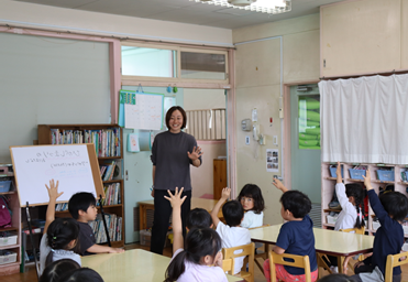 画像：担任の先生が子どもたちに声をかけている様子