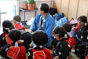 ホールから園庭除く子どもたち