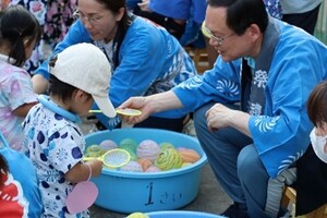 ヨーヨーを選ぶ子どもたち