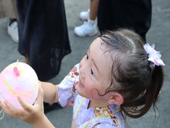ヨーヨーを持った女の子