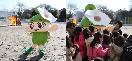 （左）どんど焼きの炎と、いこいーなの写真　（右）子供から握手攻めにあう、いこいーなの写真