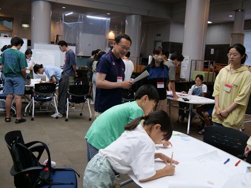 子ども会議に市長が参加している画像