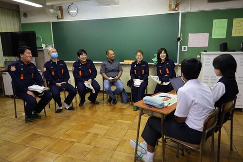 消防団の方にインタビューしている様子の画像
