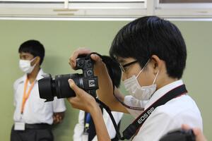 カメラで撮影している様子の画像