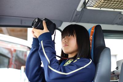 カメラを構える子ども記者の様子の画像