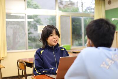 記事の内容を話し合う子ども記者の様子の画像