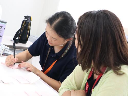 ライターが作業している様子の画像
