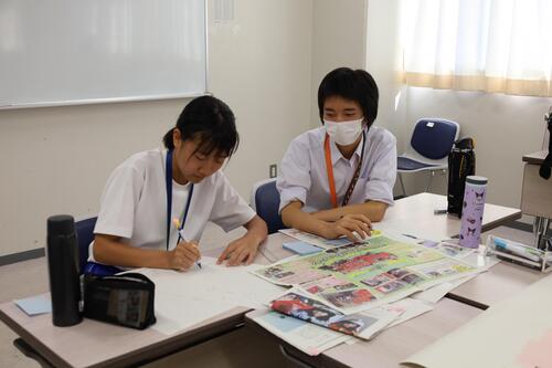 紙面構成を考えている様子の画像