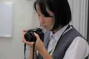 カメラを触っている様子の画像