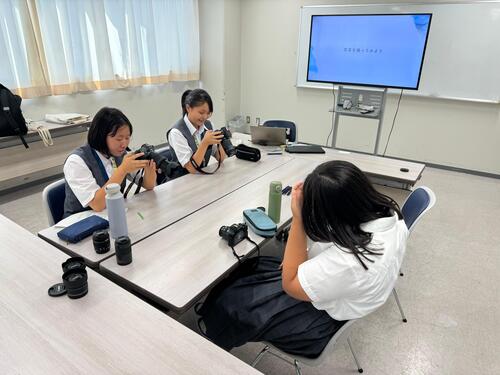 カメラを触っている様子の画像