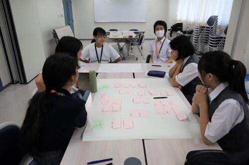 全体での打ち合わせの様子