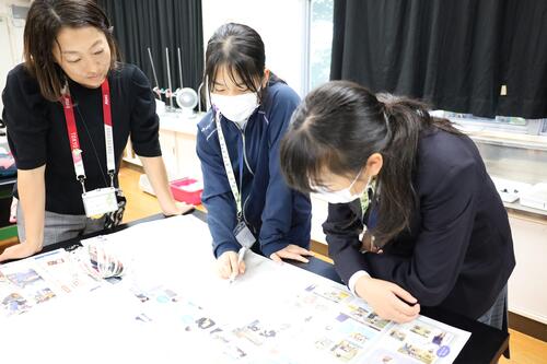 紙面構成を考えている様子の画像