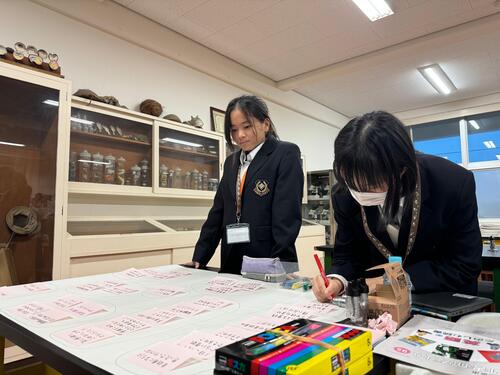 ライターが作業している様子の画像