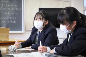 原稿を書きだしている様子