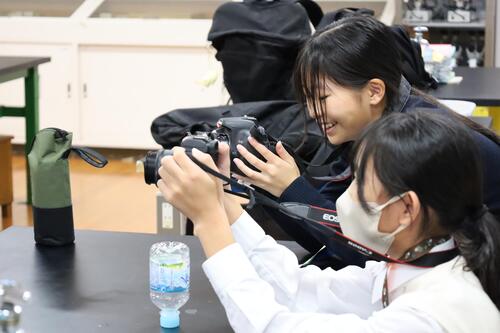 カメラを触っている様子の画像