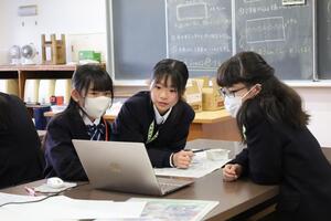 撮影した写真をパソコンで選定している様子