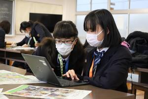 原稿をパソコンでまとめている様子