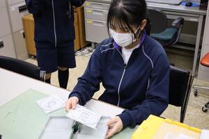 体験でディスクを封入している様子